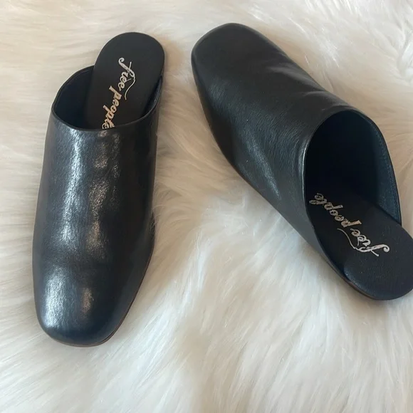 Women’s Flats - Picture 2 of 2